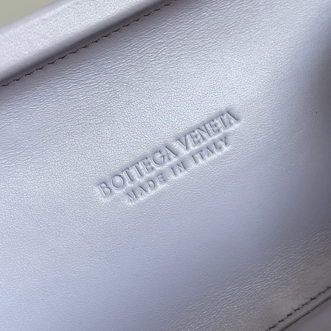 Batch 2060 Bottega Veneta 24 spring fashionable petal woven evening bag. No logo, no matter how shiny, this evening bag has gorgeous colors and eye-catching colors, and the forging of petal craftsmanship reveals the prosperity of spring. Original leather ➕ stainless steel hardware ➕ 24k real gold plating ➕ all handmade. Anyone who knows the history of our brand should have heard that the knot is a story of Bottega Veneta, and it is also one of the more important perfectly designed styles. Style number: 717622 Size: 20.5*6*12.5